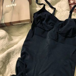 NIB Skims SCULPTING BODYSUIT W. SNAPS 2x/3x Onyx black